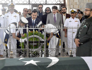 Acting President Syed Yousuf Raza Gillani along with Sindh Chief Minister Syed Murad Ali Shah offering Fateha after laying wreath at Mazar-e-Quaid.