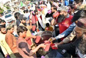 People are drinking thirst-quenching water drinks outside the press club to reduce the intensity of the heat