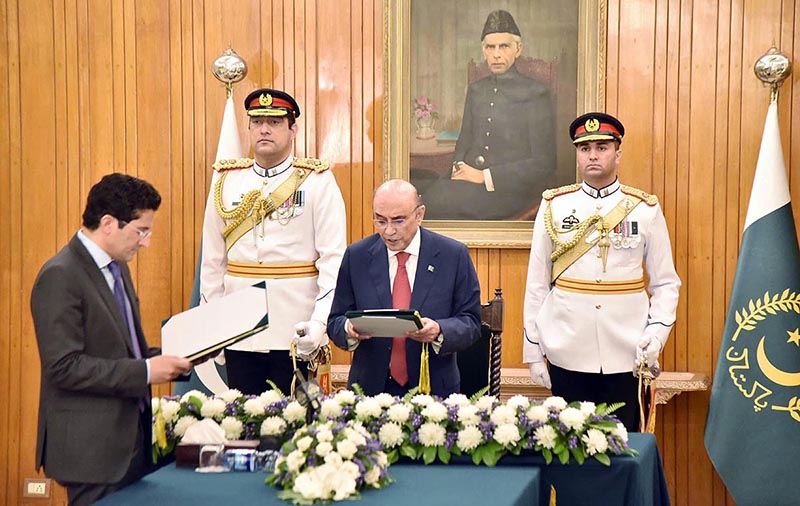 President Asif Ali Zardari administering the oath of office to Mr. Ali Pervaiz as the Minister of State, during an oath-taking ceremony, held at Aiwan-e-Sadr.