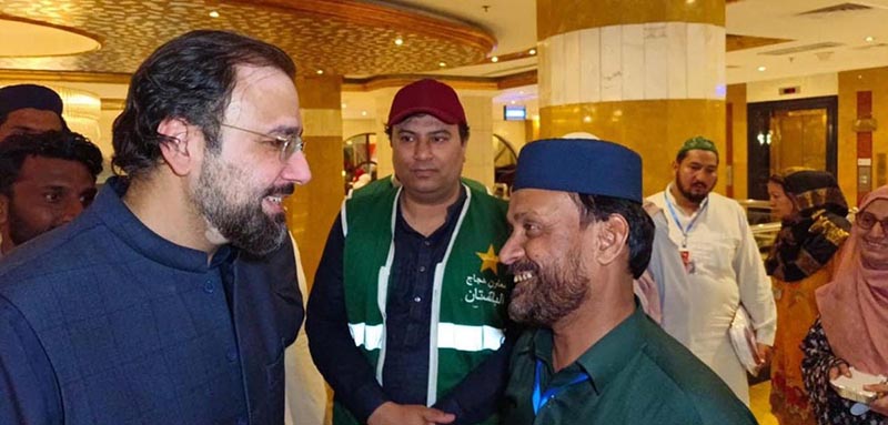 Federal Minister of Religious Affairs and İnterfaith Harmony, Chaudhry Salik Hussain meeting with Pakistani pilgrims.