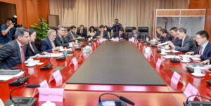 Deputy Prime Minister and Foreign Minister Senator Mohammad Ishaq Dar meets with the Minister of Finance of the People's Republic of China Lan Fo'an.