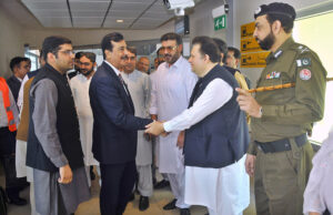 Acting President Syed Yusuf Raza Gillani being received by Additional Chief Secretary South Punjab, Fawad Hashim Rabbani at the Multan International Airport.