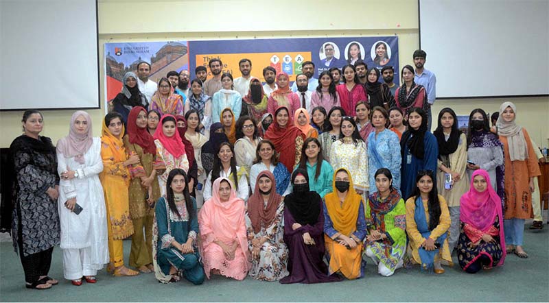 Dr. Naima Qureshi in a group photograph with students of International teacher training projects in collaboration with University of Birmingham UK and University of Education