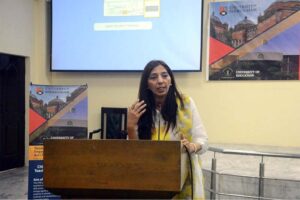 Dr. Naima Qureshi in a group photograph with students of International teacher training projects in collaboration with University of Birmingham UK and University of Education