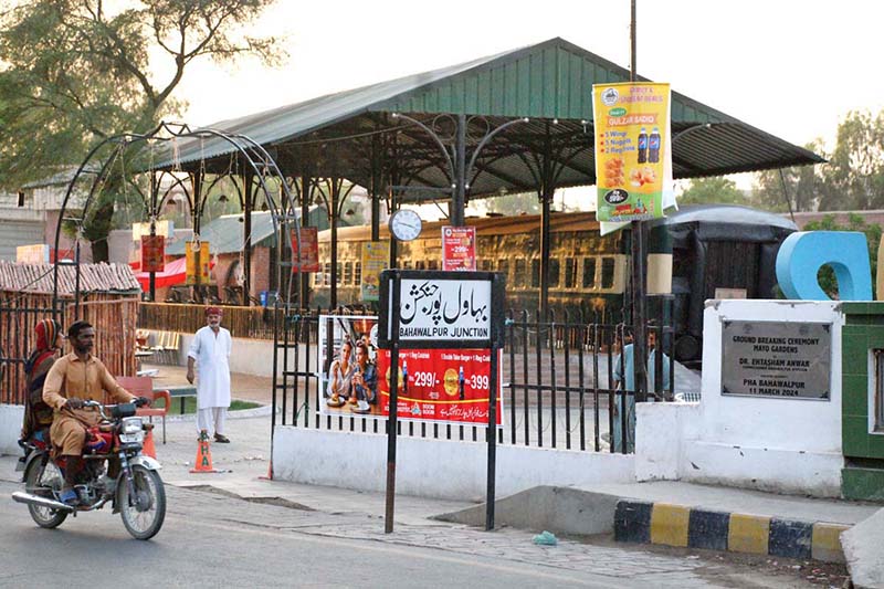 An attractive food and entertainment project with title “Bahawalpur Junction” has been installed at Fareed Gate, a commercial hub of the city. The project is designed by the Punjab government as part of beautification of the city to attract more tourists to the region. A bogie of Pakistan Railways is brought at the project site and converted into a standard restaurant where waiters dressed in uniform of railway Qulies serve foods to the visitors.