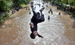 A large number of youngsters bathing in a canal to get relief from scorching hot weather due to increasing temperature in Provincial Capital