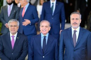Group photo of Prime Minister Muhammad Shehbaz Sharif and Foreign Minister of Turkiye Hakan Fidan.