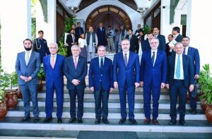 Group photo of Prime Minister Muhammad Shehbaz Sharif and Foreign Minister of Turkiye Hakan Fidan.