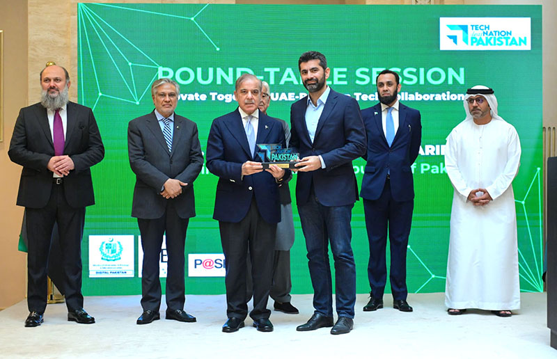 Prime Minister Muhammad Shehbaz Sharif distributing awards among the executives of prominent UAE Companies who have investment portfolios in Pakistan.