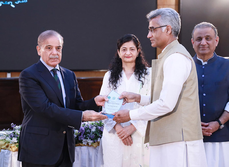 Prime Minister Muhammad Shehbaz Sharif distributing Awards among the high performing officers of the Federal Board of Revenue