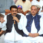 Former PMLN MPA Shahzad Maqbool Bhutta announcing party decision to support PPP candidate in NA 148 by election