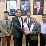 DG EP Wing Ashiq Hussain Sheikh presenting souvenir to leader of Bangladeshi media delegation Iktidar Ahmed