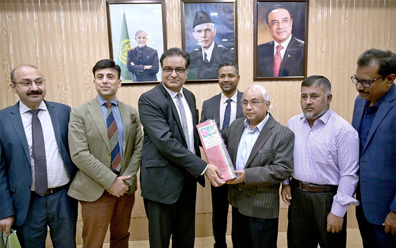 DG EP Wing Ashiq Hussain Sheikh presenting souvenir to leader of Bangladeshi media delegation Iktidar Ahmed