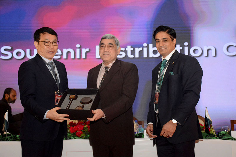 Chief Justice of Sindh Justice Aqeel Ahmed Abbasi giving souvenir to the participants during Pakistan International Disputes Weekend' conference organized by Sindh High Court and Chartered Institute of Arbitrators