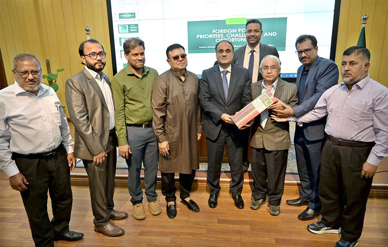 Additional Secretary Asia Pacific, Imran Siddiqi presenting souvenir to leader of Bangladeshi media delegation Iktidar Ahmed.