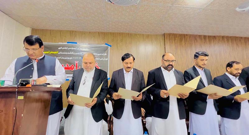 Federal Minister Engineer Amir Muqam taking oath from newly elected cabinet of the District Bar Association