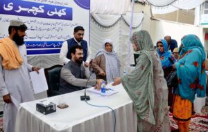 DG NADRA Regional Head Office Quetta Muhammad Kashi Iqbal listening issues of public at open court (Khuli Khechari) organized on special directive of PM at New Zarhoon Road.
