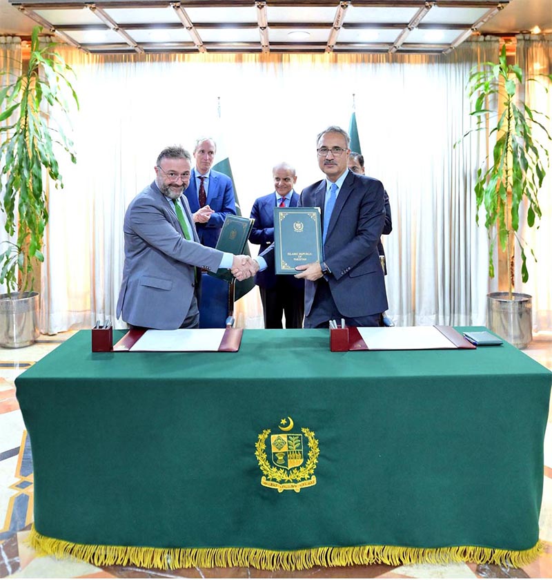 Country Representative of World Bank Najy Benhassine and Secretary Economic Affairs Division Dr. Kazim Niaz sign a joint communiqué on Mutual Cooperation between World Bank and the Government of Pakistan, in the presence of Prime Minister Muhammad Shehbaz Sharif