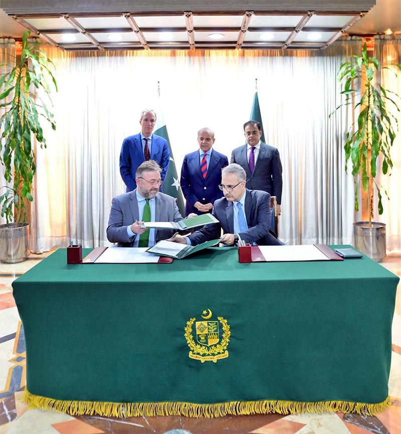 Country Representative of World Bank Najy Benhassine and Secretary Economic Affairs Division Dr. Kazim Niaz sign a joint communiqué on Mutual Cooperation between World Bank and the Government of Pakistan, in the presence of Prime Minister Muhammad Shehbaz Sharif