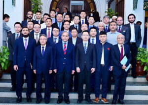 Group photo of Prime Minister Muhammad Shehbaz Sharif with Chinese Ambassador in Pakistan and representatives of Chinese companies working in Pakistan