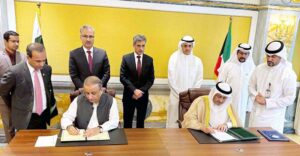 Federal Minister for Communications, Investment Board and Privatization Abdul Aleem Khan and Kuwait's Minister of Commerce and Industry Omar Saud Al-Omar signing the MoU.