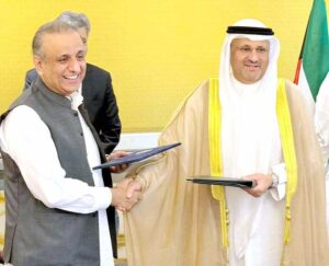 Federal Minister for Communications, Investment Board and Privatization Abdul Aleem Khan and Kuwait's Minister of Commerce and Industry Omar Saud Al-Omar signing the MoU.
