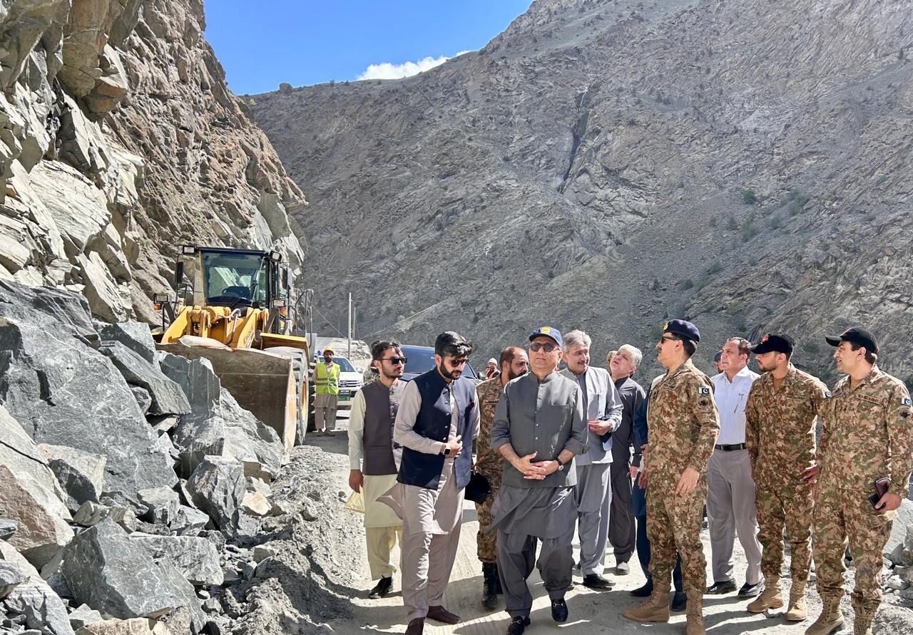 Aleem Khan reviews Skardu-Gilgit highway situation after landslide