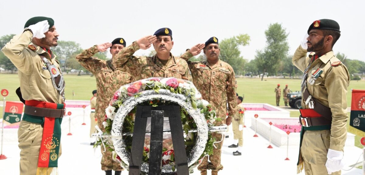 COAS visits Lahore Garrison, lays wreath at Martyrs' Monument COAS