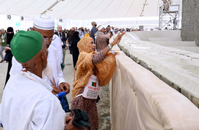 Pilgrims are pelting stone at Satan as a part of the Hajj procession