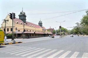 Mall Road experiences low traffic because of the holiday and scorching temperature
