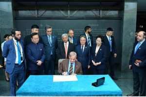 Prime Minister Muhammad Shehbaz Sharif recording his remarks in the visitors' book at Terracotta Warriors Museum.