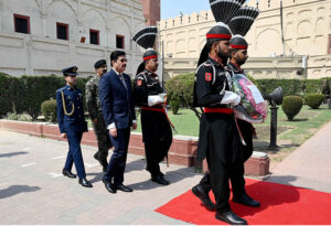 Governor KPK Faisal Karim Kundi visits Mazar-e-Iqbal and lays a floral wreath