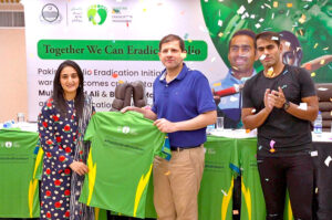 Khizer Afzaal, head of the polio programme in Punjab, presents a campaign shirt to cricketer Bismah Maroof during Pakistan Polio eradication initiative