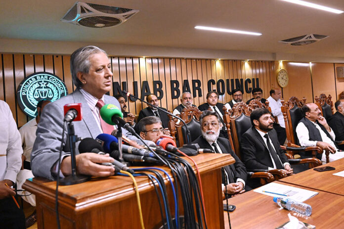 Law Minister, Azam Nazeer Tarar addressing the Cheque distribution ceremony at Punjab Bar Council