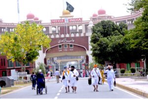 Guru Arjan Dev Jealous Sikhs arrives in Pakistan across the Wagah border from India under the leadership of Sardar Gurbachan Singh to participate in the Yatri celebrations.