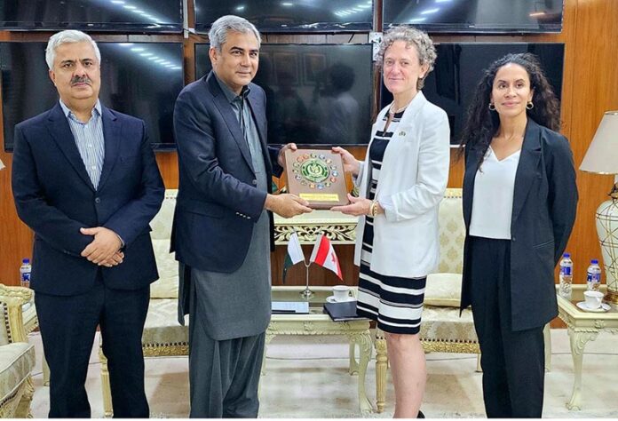 Federal Minister for Interior Mohsin Naqvi presenting souvenir to Canadian High Commissioner Leslie Scanlon