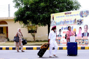 Guru Arjan Dev Jealous Sikhs arrives in Pakistan across the Wagah border from India under the leadership of Sardar Gurbachan Singh to participate in the Yatri celebrations.