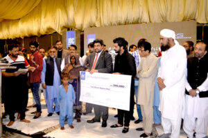 Sindh Governor, Kamran Tessori distributes cheques to families of Paratabad tragedy at a local hall