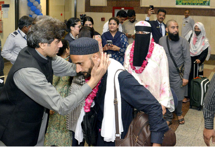 Director Hajj Punjab Muhammad Rizwan Sharif, Deputy Director Hajj Lahore Mujeeb Shah and others welcoming Hajaj Ikram and garlanding them with flowers