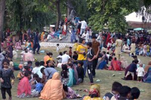 A large number of families arrive to spend their holiday at Lahore Zoo in Provincial Capital.