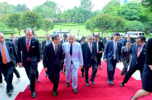 Prime Minister Muhammad Shehbaz Sharif being received by Chairman Huawei Mr. Liang Hua upon his arrival at Huawei Headquarters.