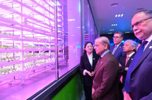 Prime Minister Muhammad Shehbaz Sharif visits Plant Production Factory in Yangling Agricultural Demonstration Base.