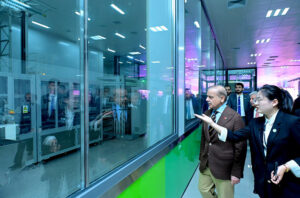 Prime Minister Muhammad Shehbaz Sharif visits Plant Production Factory in Yangling Agricultural Demonstration Base.