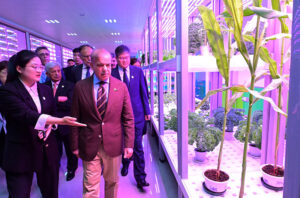 Prime Minister Muhammad Shehbaz Sharif visits Plant Production Factory in Yangling Agricultural Demonstration Base.