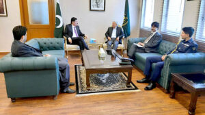 The Governor of Khyber Pakhtunkhwa, Faisal Karim Kundi calls on the Federal Minister for Industries and Production, Rana Tanveer Hussain
