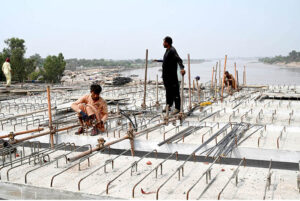 The construction work of Ravi Bridge is in progress.