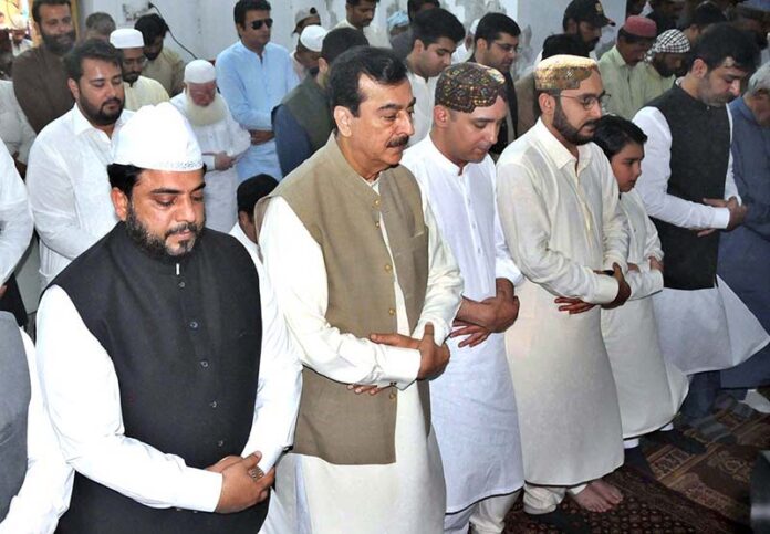 Chairman Senate Syed Yusuf Raza Gillani offering Eidul Azha prayers at Musa Pak Darbar