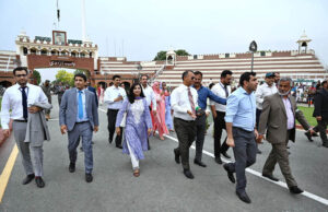 Officers of the 40th Mid-Career Management Course of the National Institute of Management headed by Chief Instructor Ms Samina Intizar and Director Fouz Khalid Khan group photo with the Rangers Officers during visit the Wagah border.