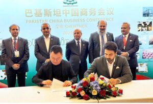 Federal Minister for Board of Investment, Privatization and Communications, Abdul Aleem Khan and Federal Minister for Commerce Jam Kamal Khan in a group photo at Pak-China Business Forum.