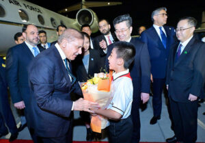 A Chinese child presenting flowers bouquet to Prime Minister Muhammad Shehbaz Sharif to welcome him upon arrival.